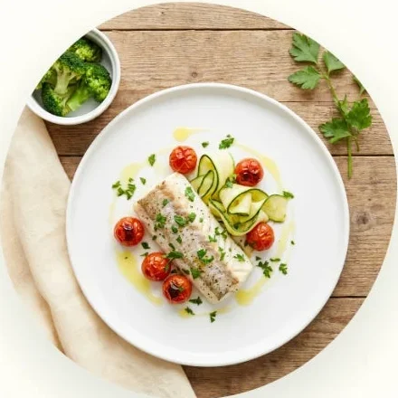 Pescado blanco con tomates y calabacín