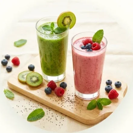Batidos verde y de frutos rojos