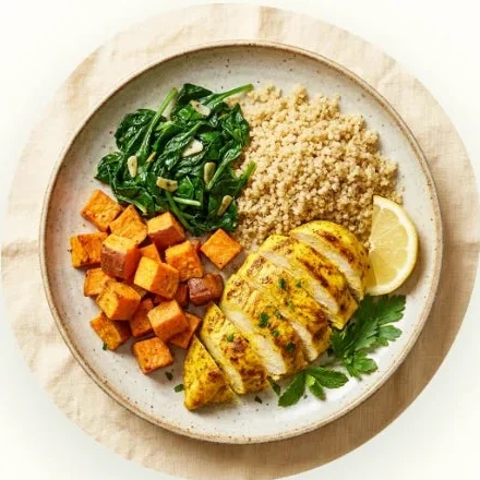 Plato de pollo, quinoa, boniato y espinacas